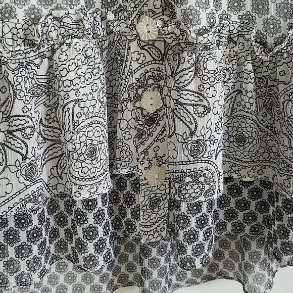 Double layer ruffle hem skirt with flower buttons - Picture 4 of 7